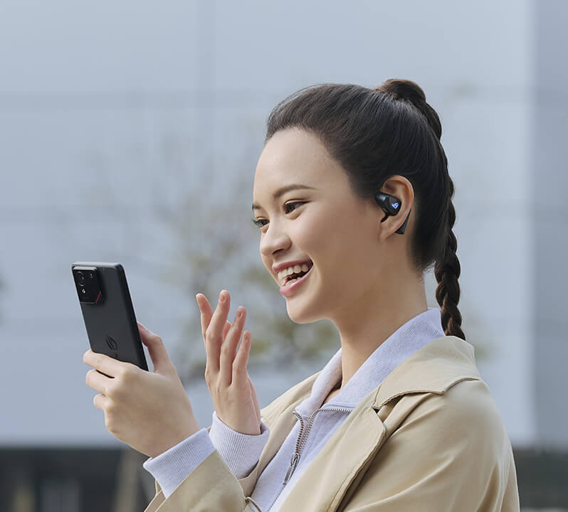 配戴 Cetra Open Wireless 看手機