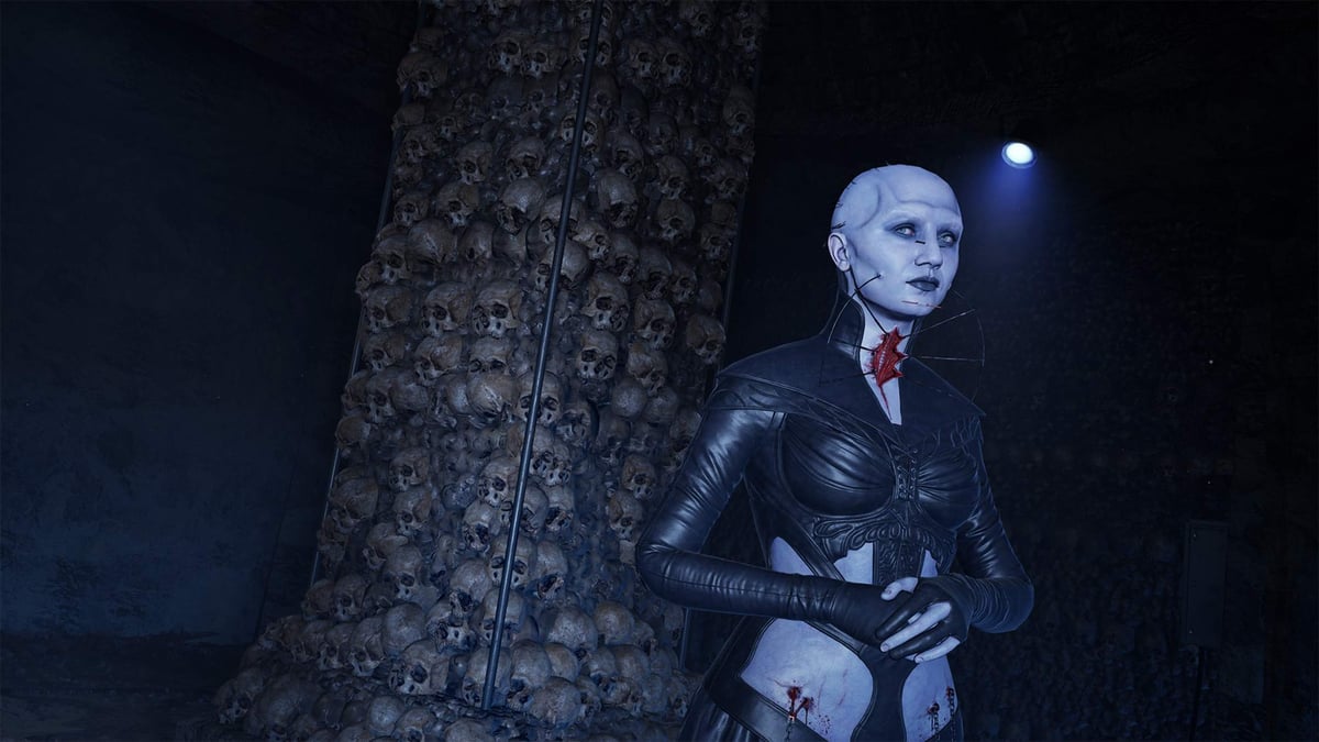 Clive Barker's Hellraiser: Revival 頭骨堆旁的蒼白女性