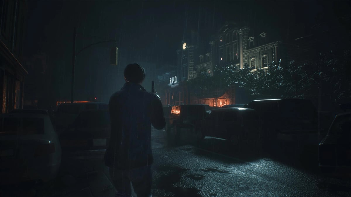 Resident Evil 2 雨夜里昂背對鏡頭走向亮著 R.P.D. 燈牌的警局