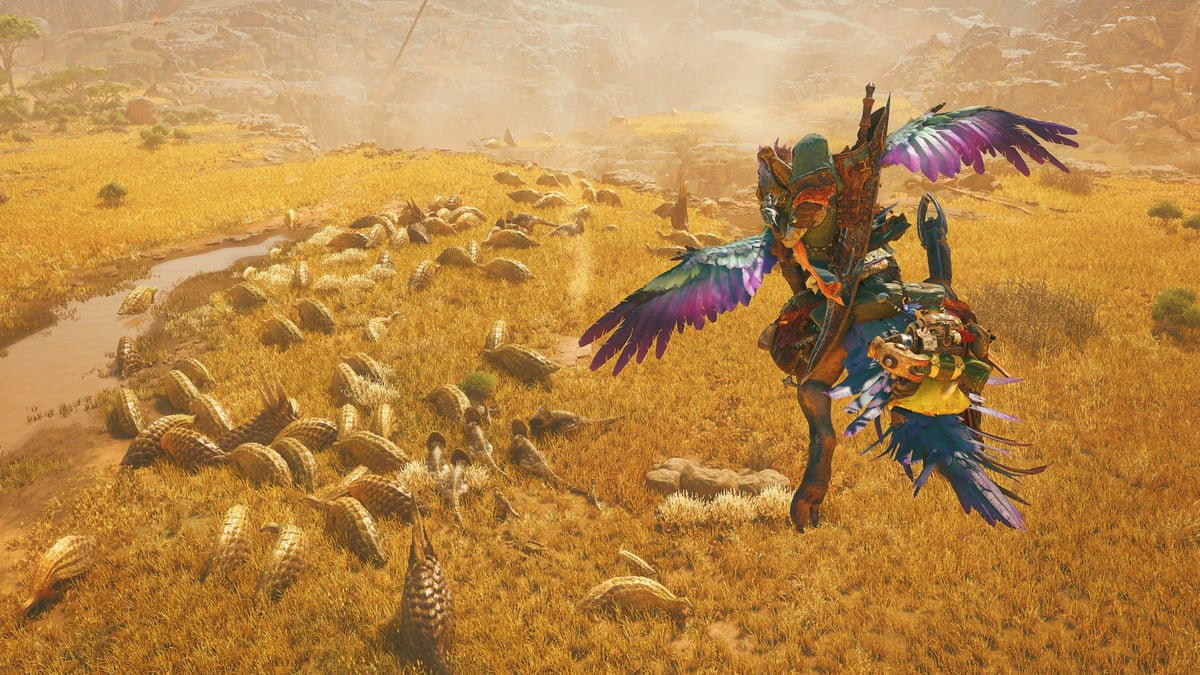 Monster Hunter Wilds 獵人站在草原上，身後有成群甲殼生物
