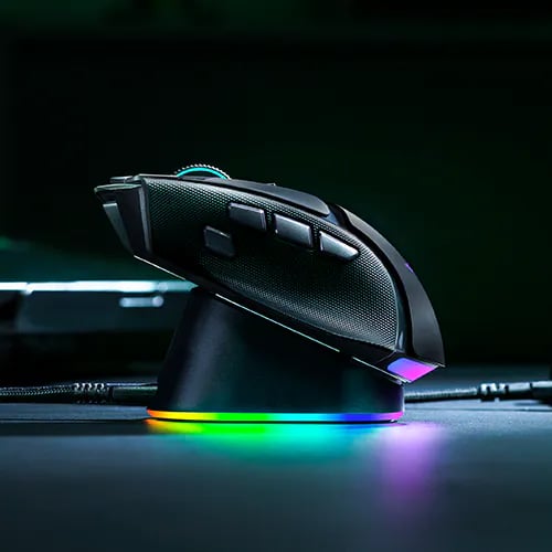 Basilisk V4 Pro 放在發光底座上