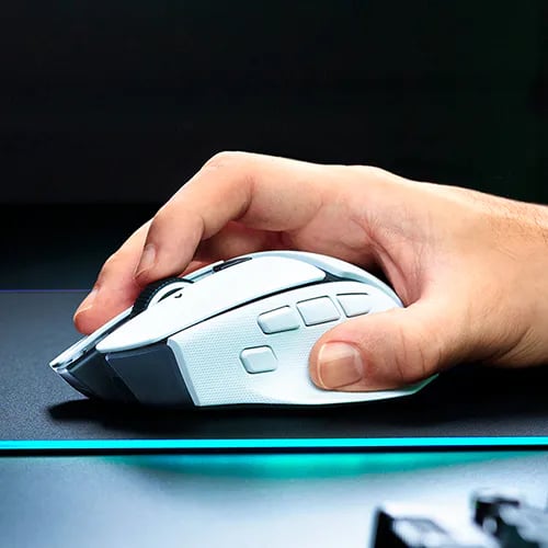手握白色 Basilisk V4 HyperSpeed