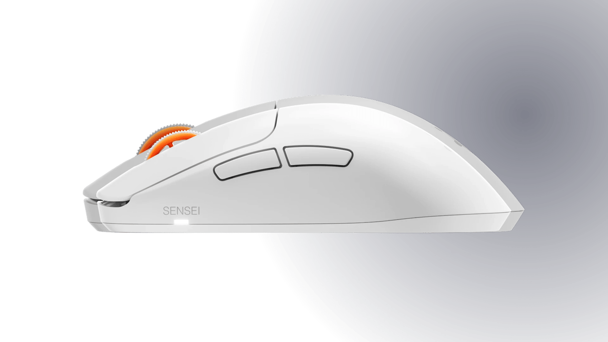 白色 SteelSeries Sensei Pro 側視，側鍵與橘色滾輪