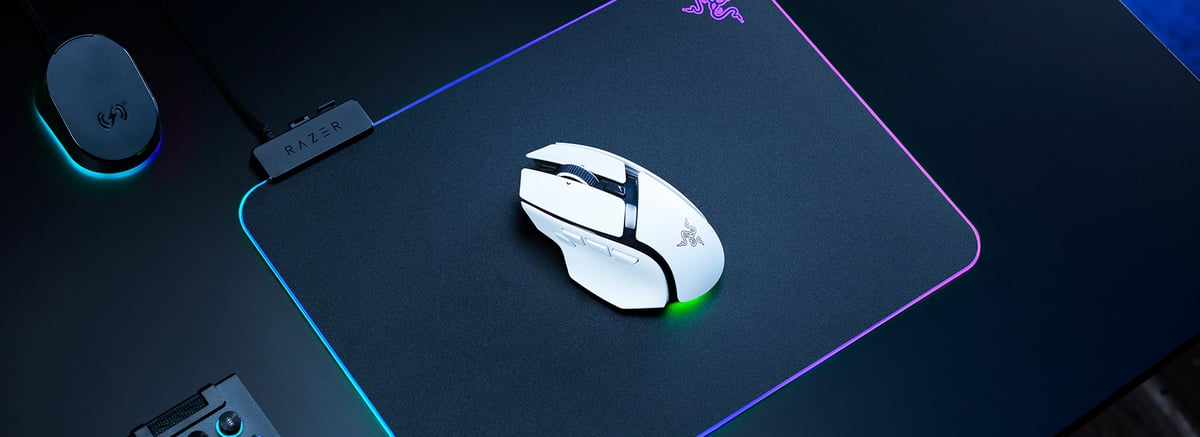 白色 Basilisk V4 HyperSpeed 與小型接收器