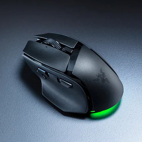 黑色 Basilisk V4 HyperSpeed，前方綠色底光