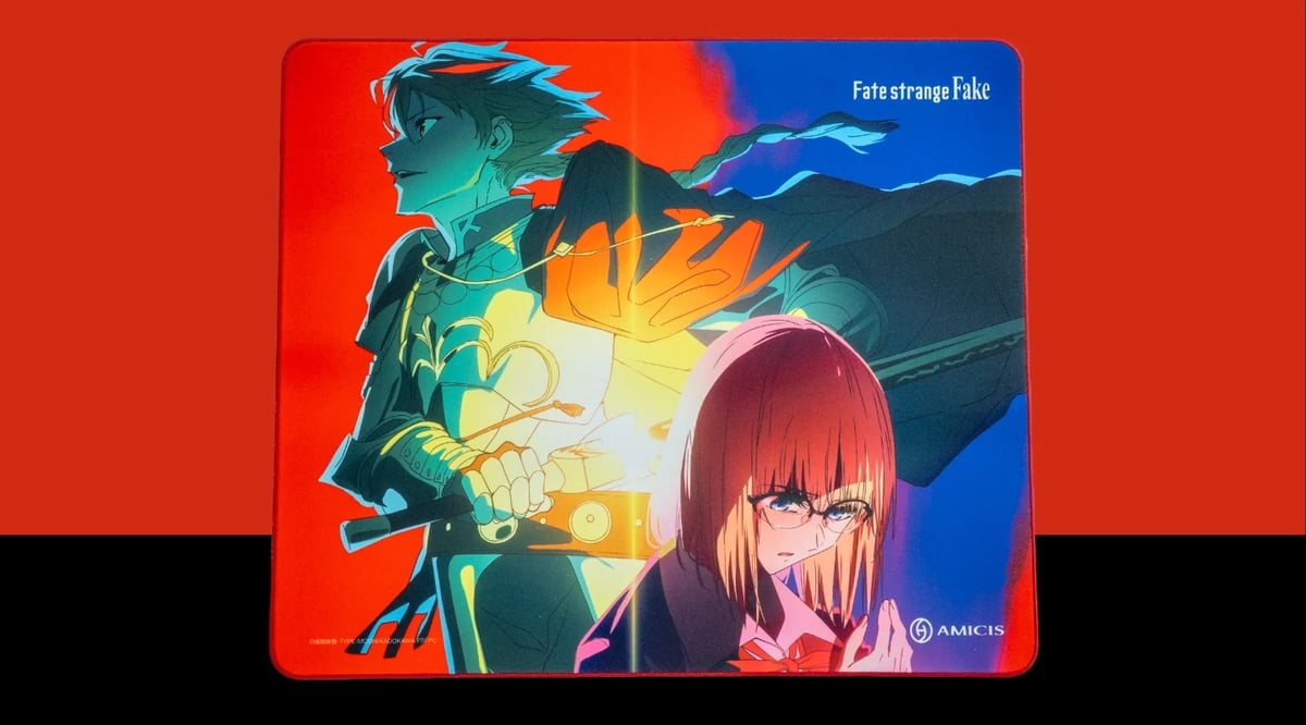 Fate/strange Fake 特別版滑鼠墊全貌，角色插畫與 AMICIS 標誌