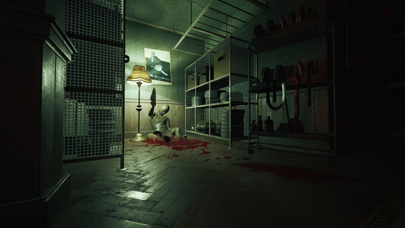 Layers of Fear 昏暗房間，人偶坐在血泊中舉刀，旁邊是鐵架與燈