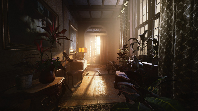 Layers of Fear 陽光穿過窗簾的走廊，兩側是植物與畫框