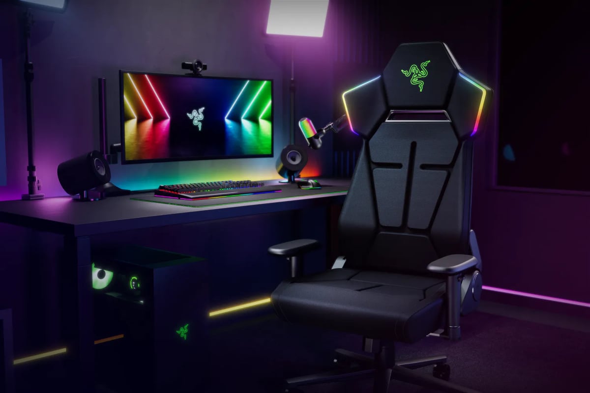 Razer Soma Chroma 電競椅在 RGB 燈光遊戲桌配置中