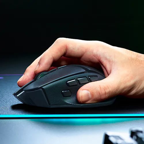 手握 Basilisk V4 HyperSpeed，拇指靠近側鍵